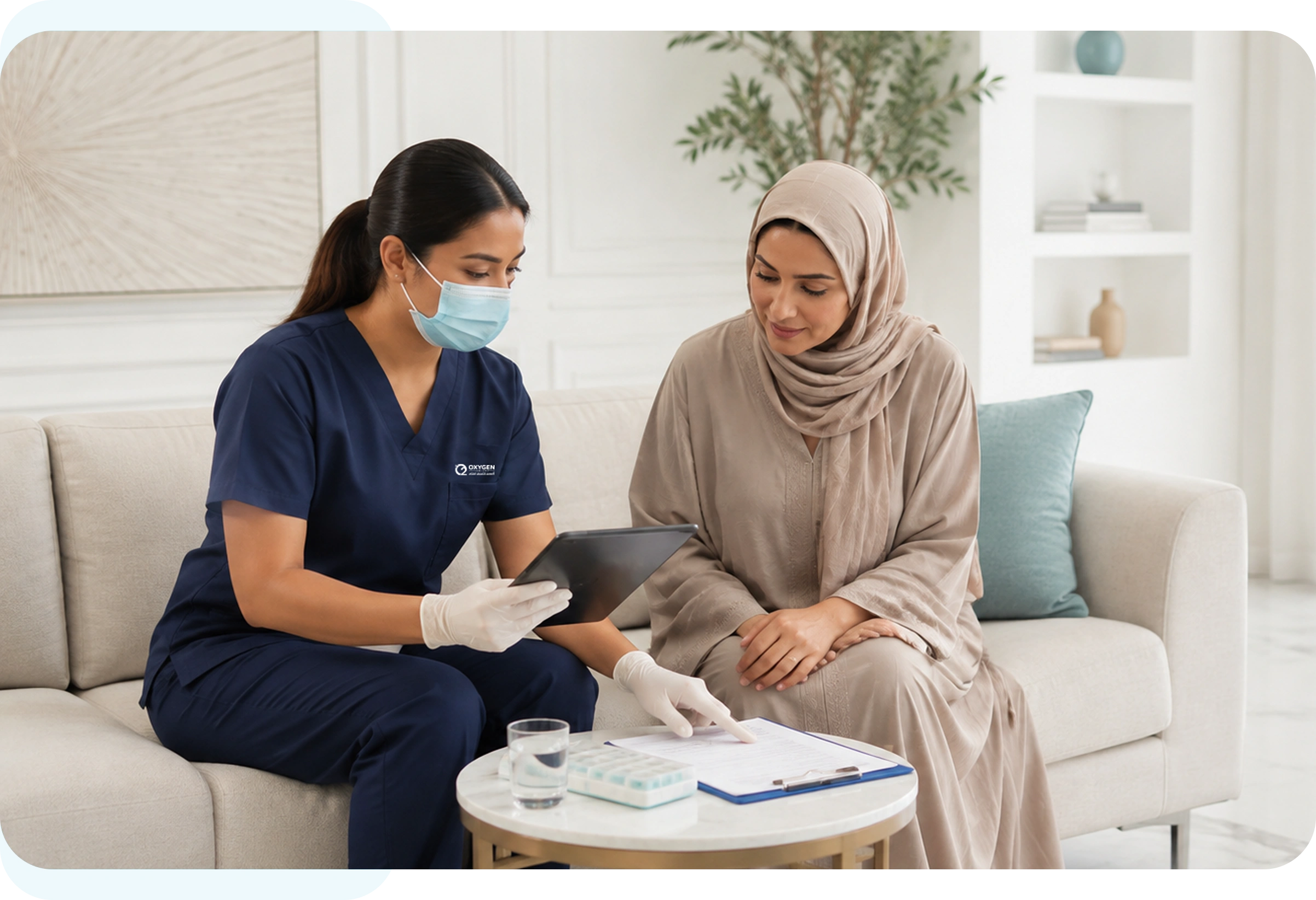 ممرض أكسجين يراجع خطة الرعاية مع المريض في منزله