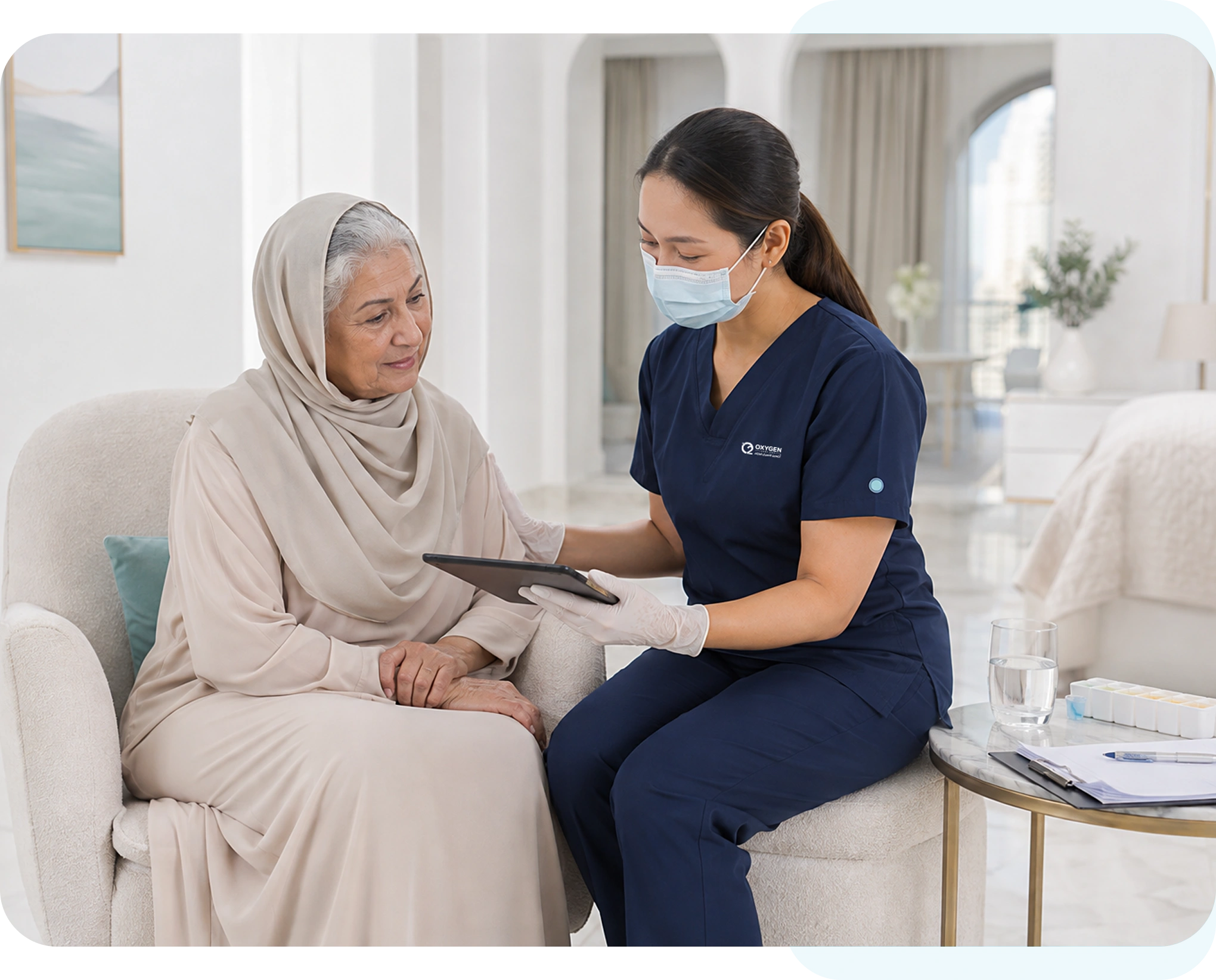 ممرضة أكسجين تجلس مع مريضة داخل منزلها في الإمارات